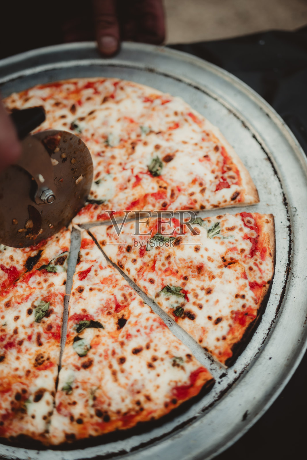 用披萨刀切披萨照片摄影图片