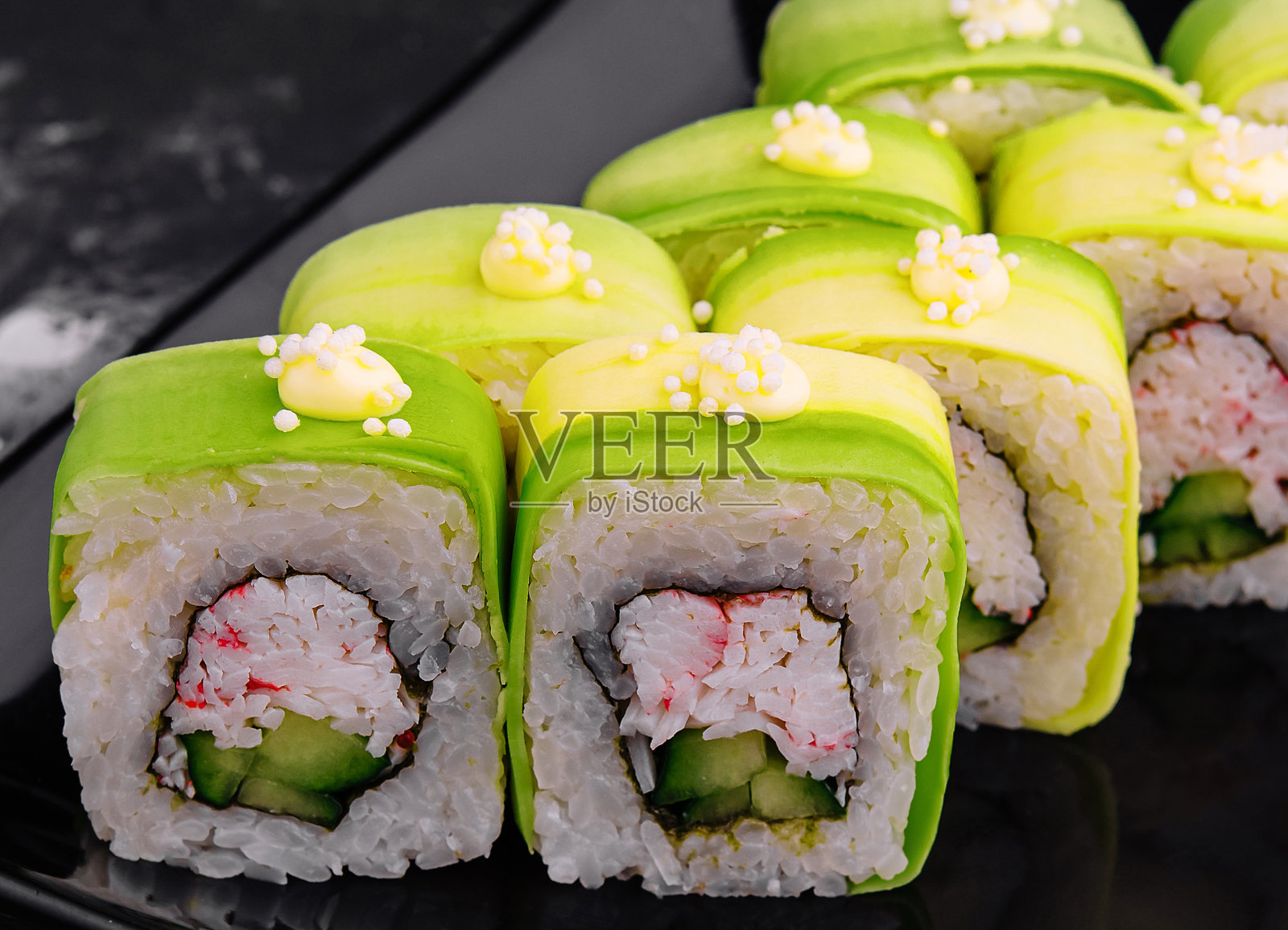 黑盘鳄梨寿司卷配蟹照片摄影图片