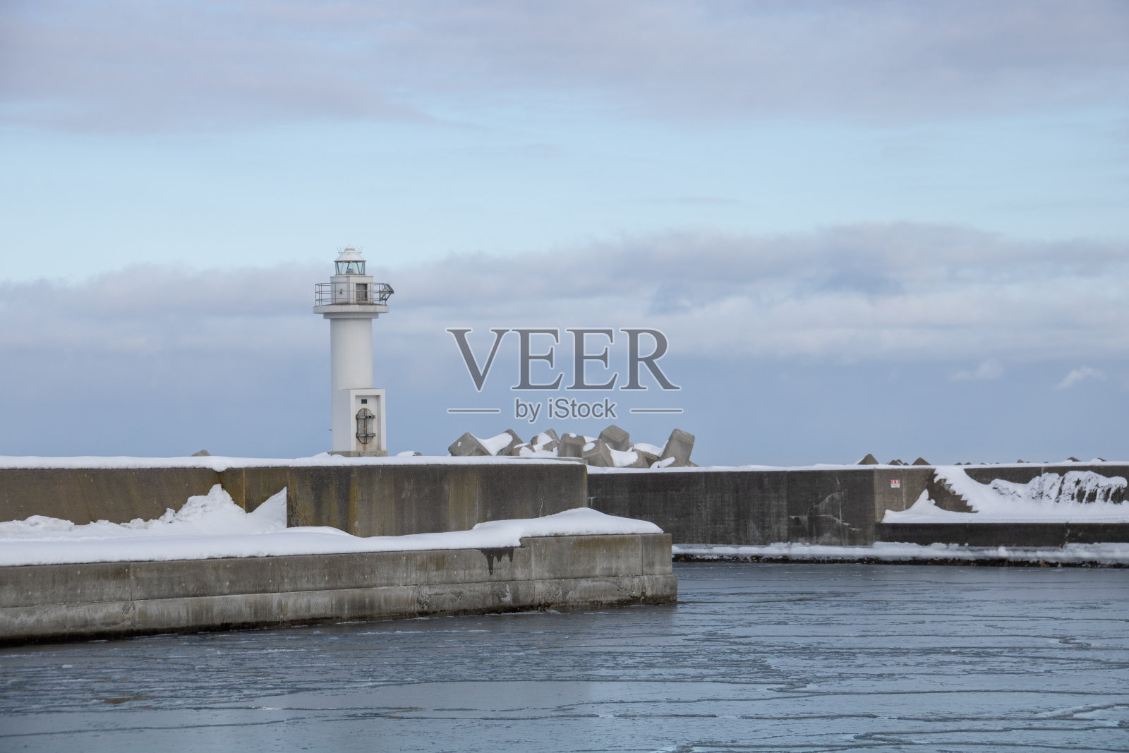 漂到岸上的浮冰照片摄影图片