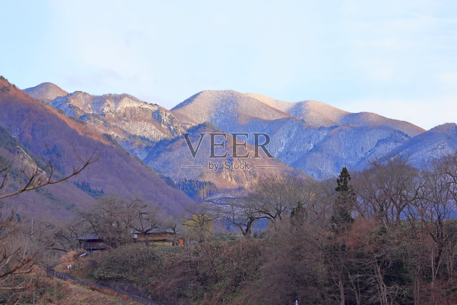 山寺附近的山寺是一座有着百年历史的佛教寺庙照片摄影图片