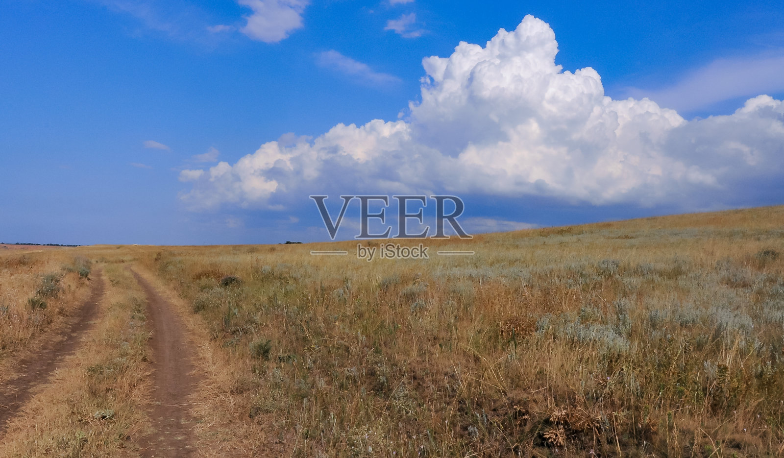 夏季克里米亚半岛上空的雷雨云照片摄影图片