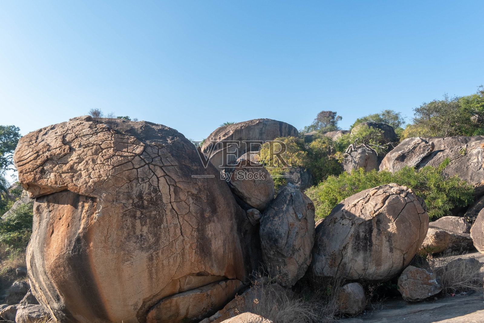 在一个阳光明媚的日子里，Shravanabelagola的巨石和岩石景观照片摄影图片
