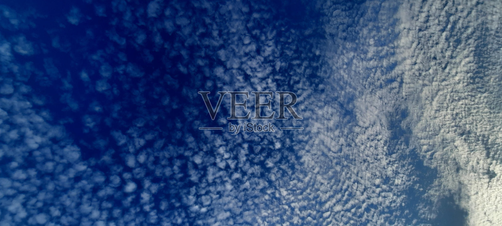 蓝天上点缀着朵朵白云。照片摄影图片