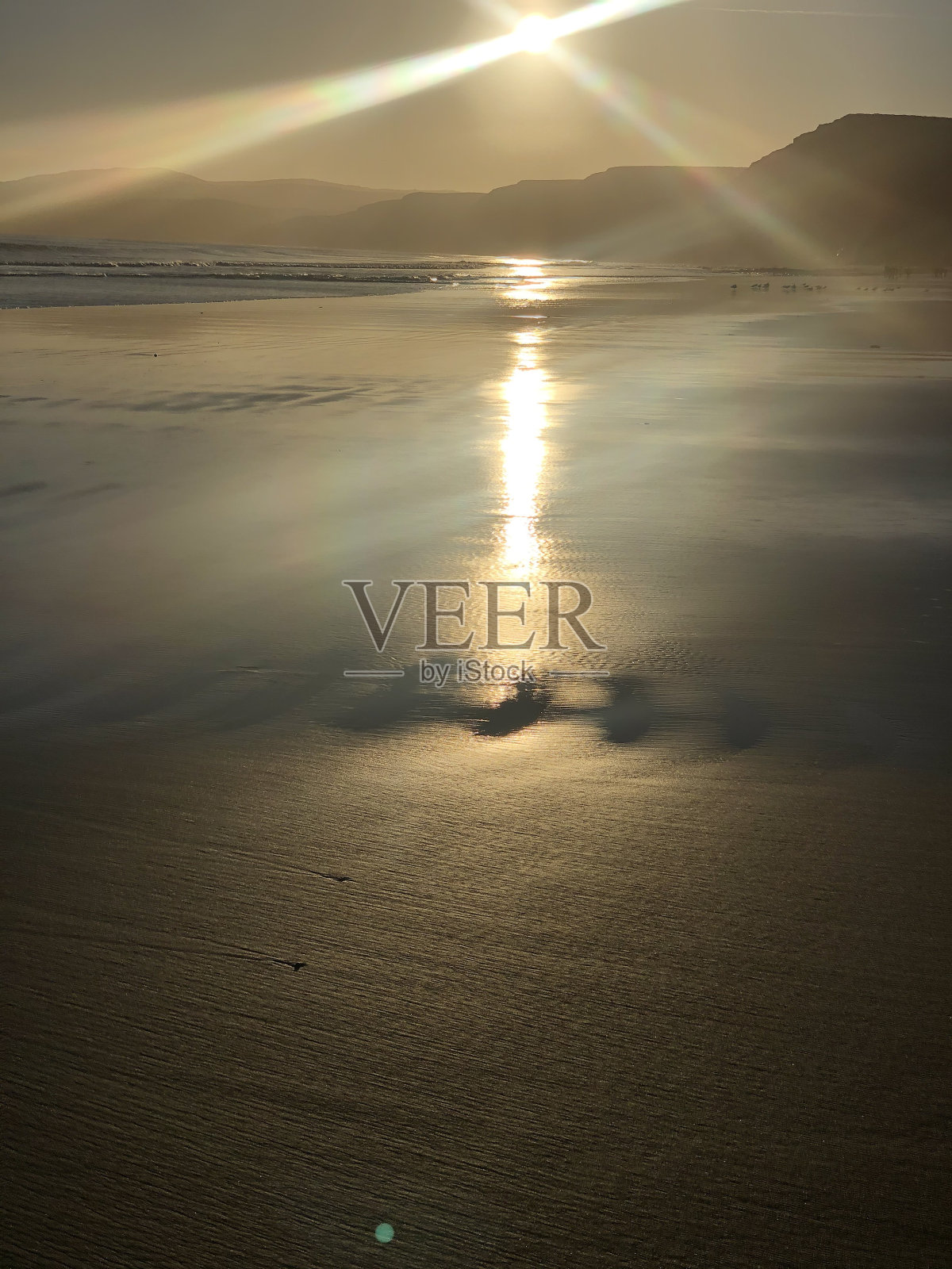 海滩上的日落照片摄影图片