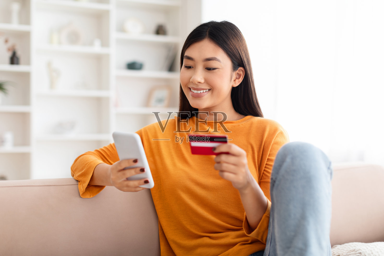 中国女士手持借记卡和使用手机照片摄影图片