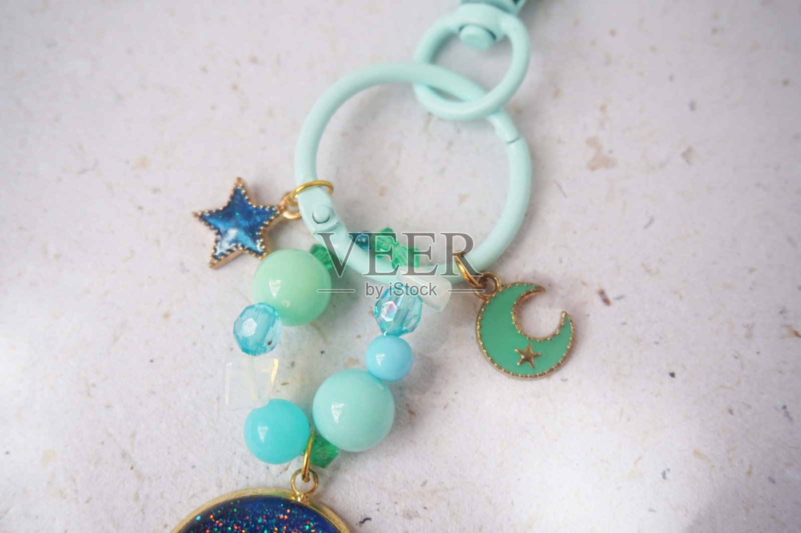 白色背景上美丽的珠宝特写。绿松石和绿松石钥匙链照片摄影图片