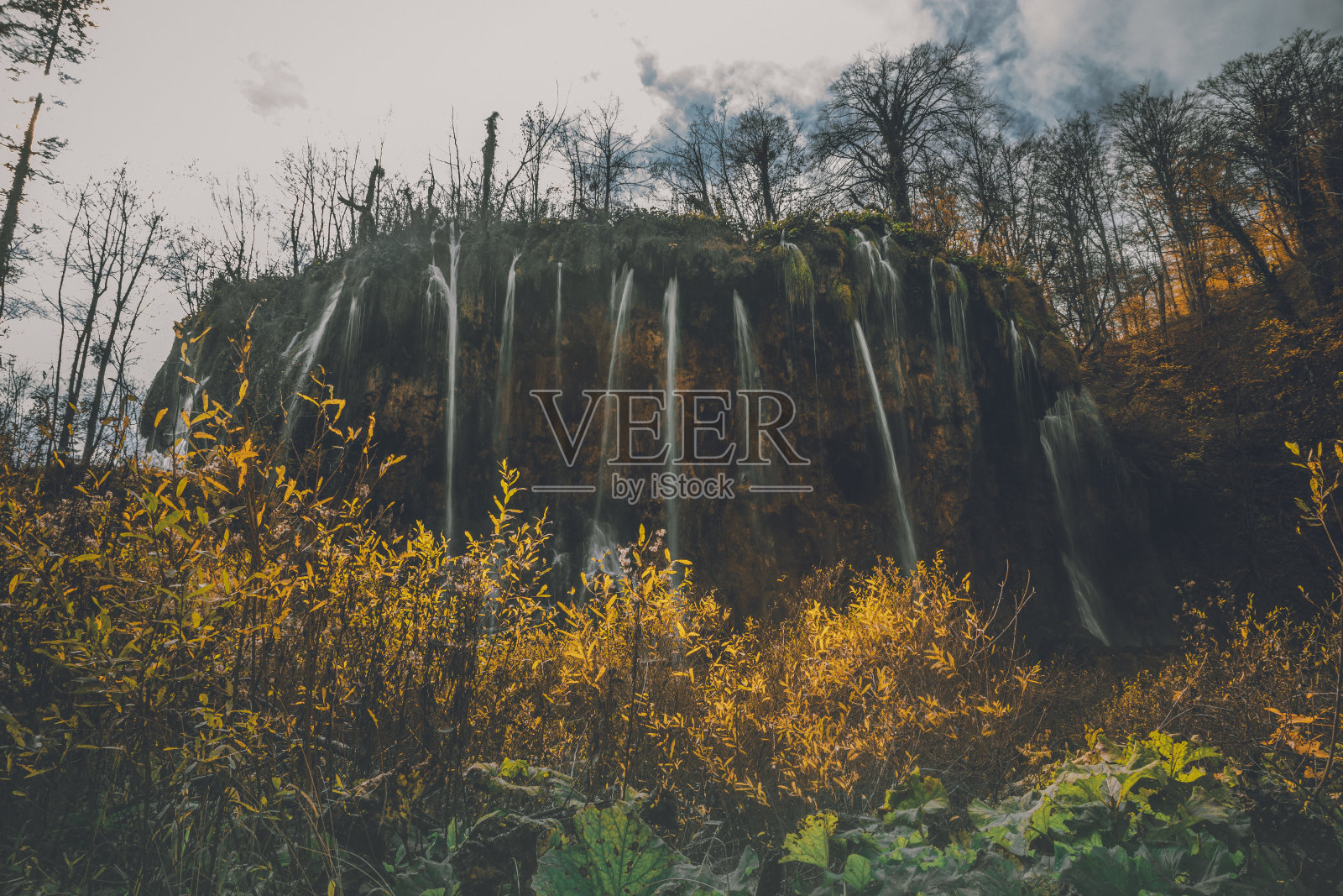 克罗地亚普利特维采湖美丽的秋景和神奇的瀑布照片摄影图片