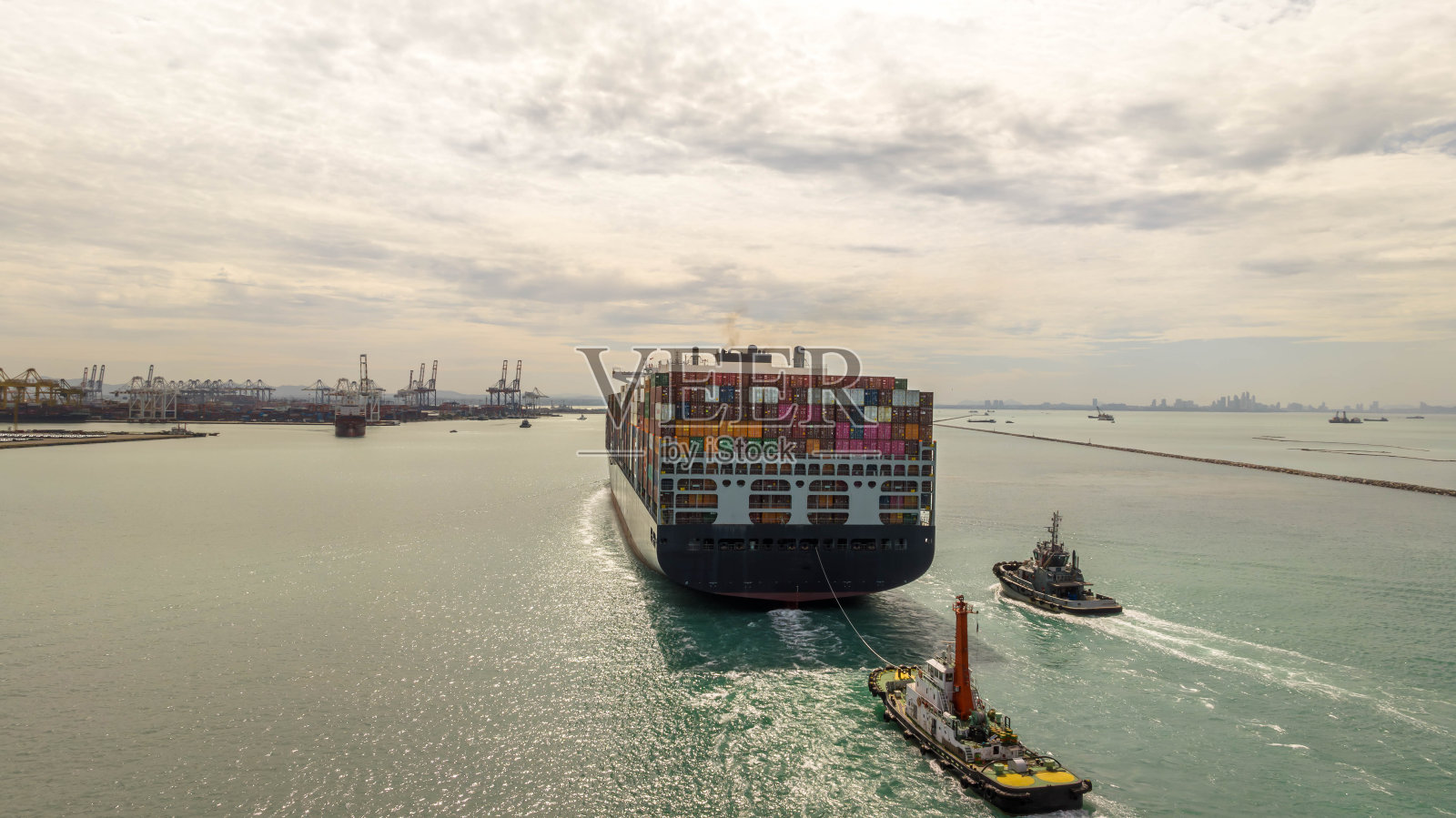 鸟瞰图集装箱货物海运货物运输集装箱货船，全球业务进出口商业贸易物流集装箱货物运输。照片摄影图片