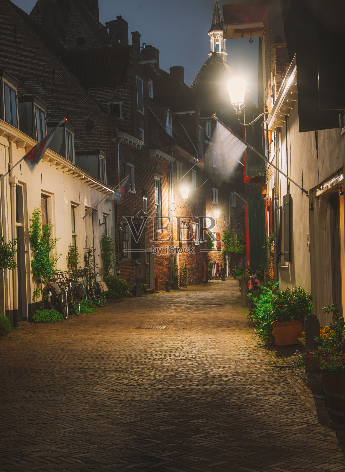 历史悠久的阿默斯福特的黎明:荷兰的鹅卵石街道和中世纪魅力照片摄影图片