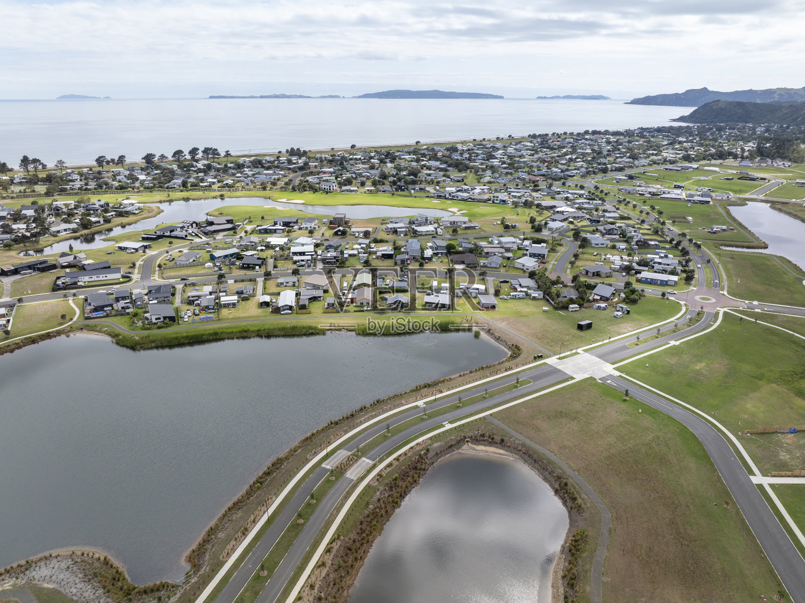 鸟瞰新西兰北岛的马塔兰吉镇照片摄影图片