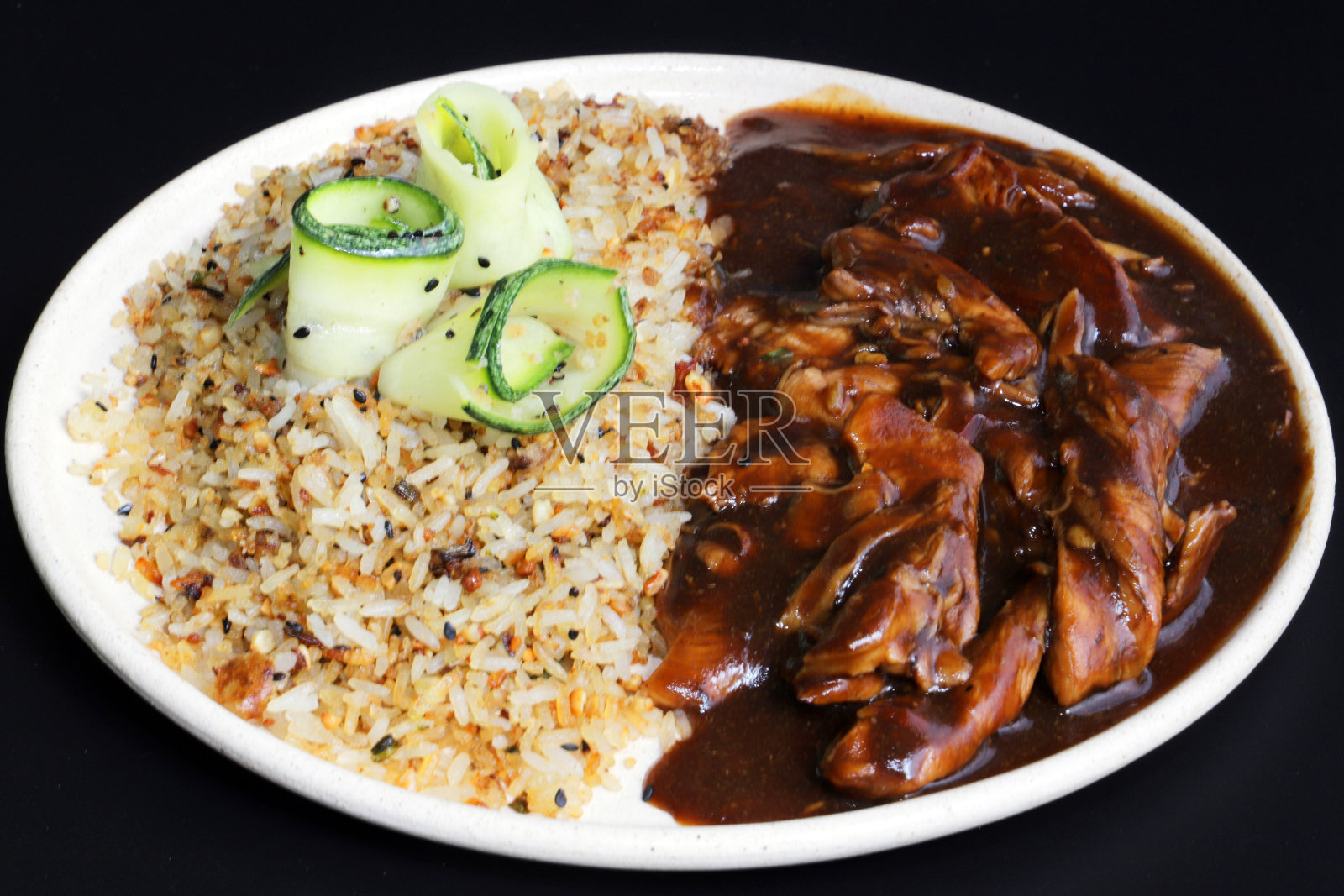 甘蔗糖蜜姜炒饭鸡。照片摄影图片