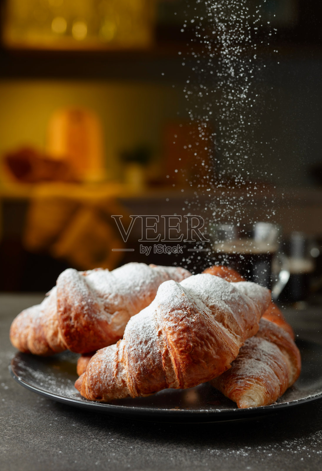 撒上糖粉的羊角面包。照片摄影图片