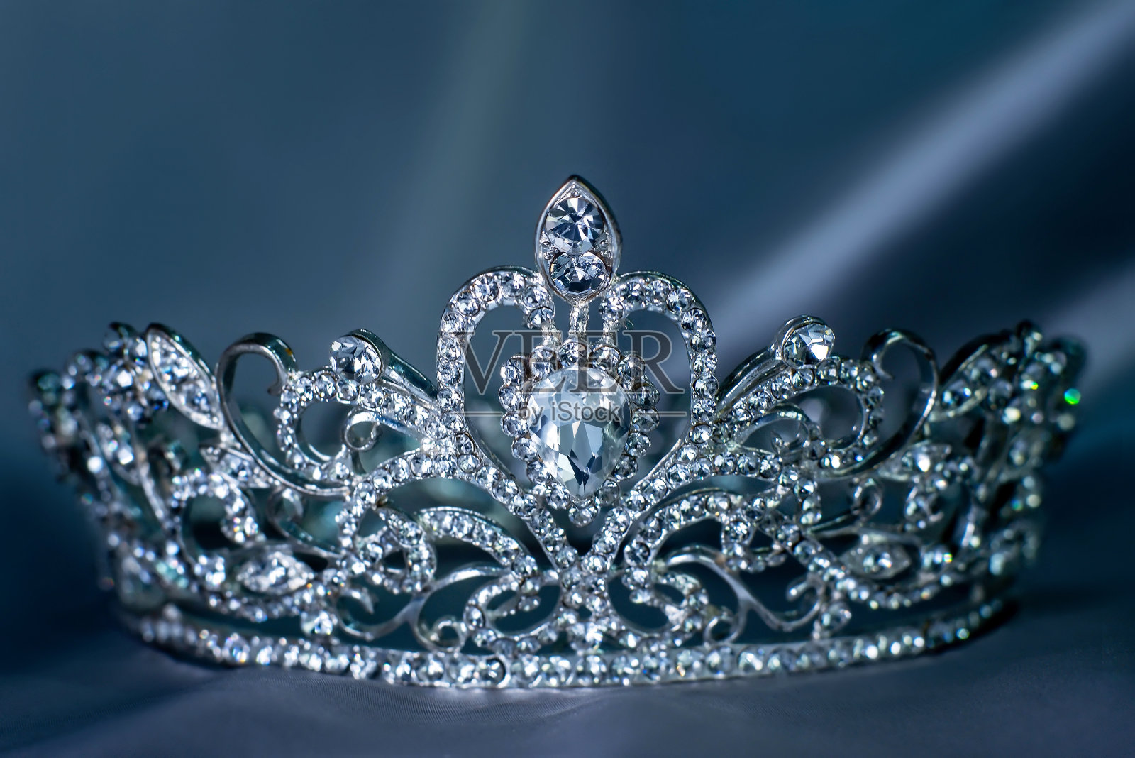 为女王和公主准备的豪华皇家金冠。珠宝照片摄影图片