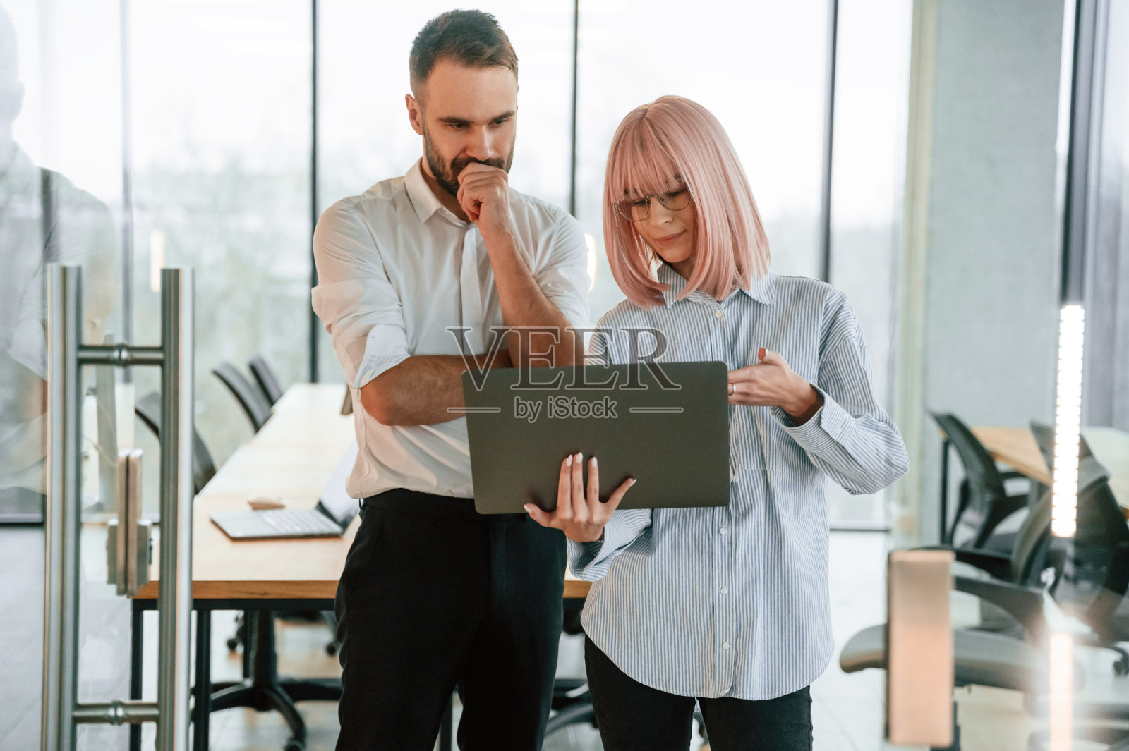 使用笔记本电脑。男人和女人一起在办公室工作照片摄影图片