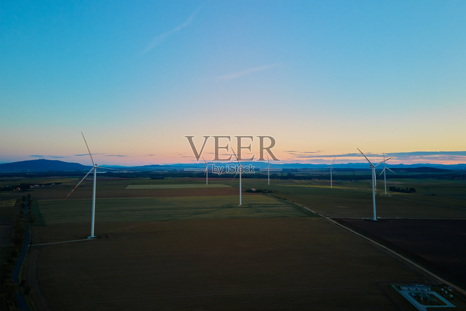 夕阳下乡村风力涡轮机鸟瞰图照片摄影图片