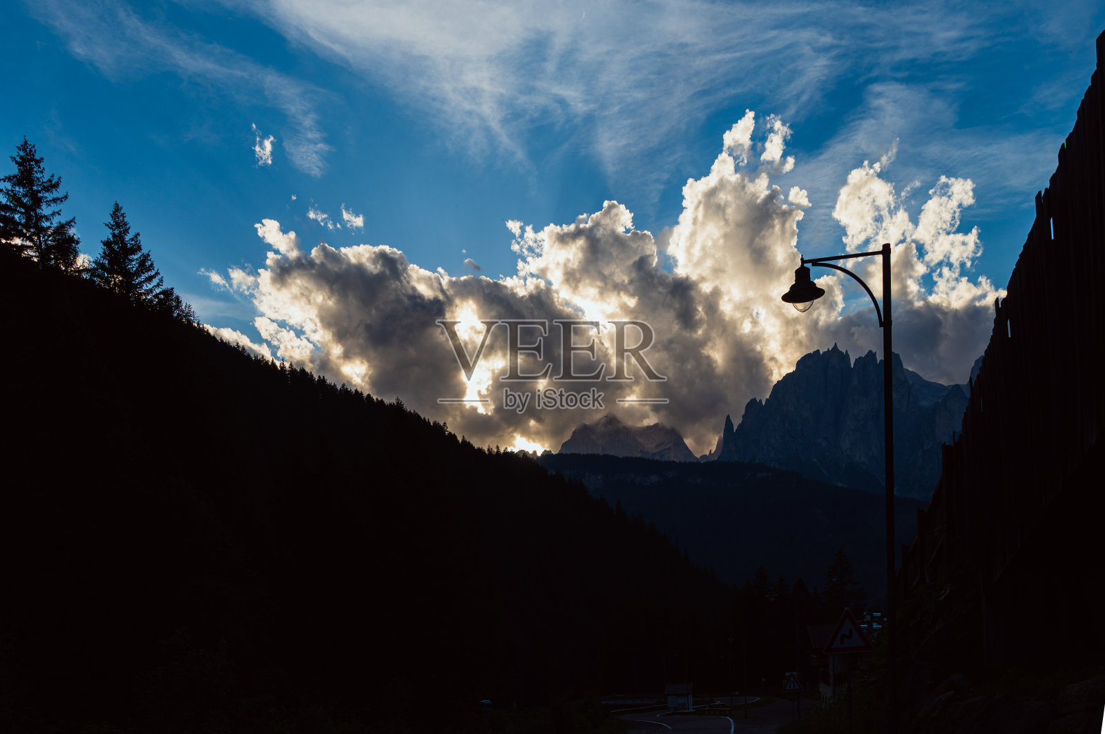 意大利白云石山脉，卡蒂纳乔山脉云雾缭绕照片摄影图片