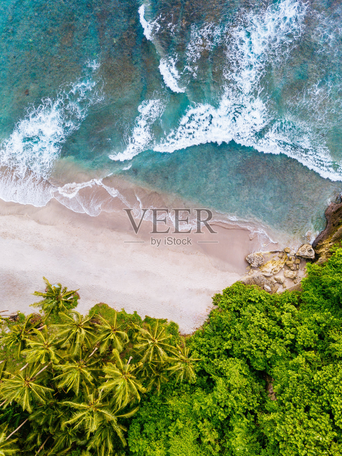 宁静的热带海滩:鸟瞰碧绿的海水和努沙佩尼达岛的白色沙滩。照片摄影图片