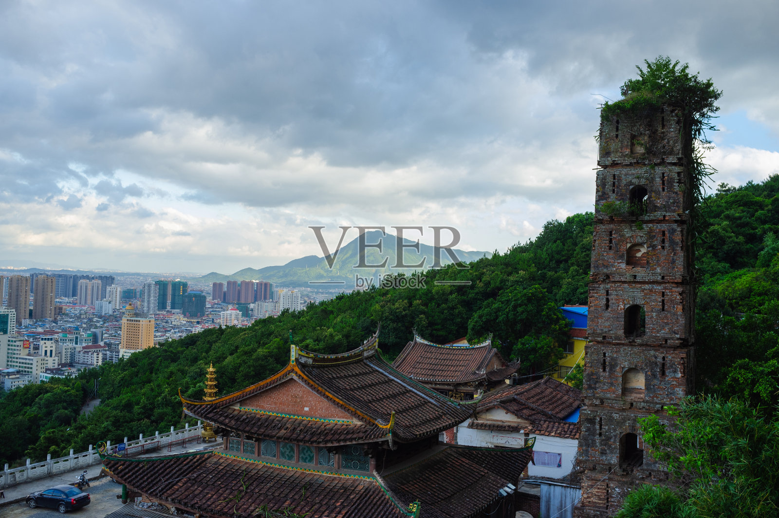 寺庙建筑和石塔。照片摄影图片