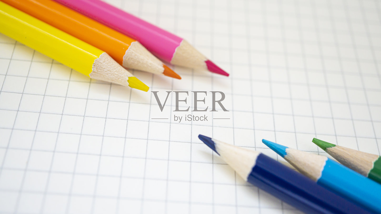 五颜六色的彩色铅笔在桌子上照片摄影图片