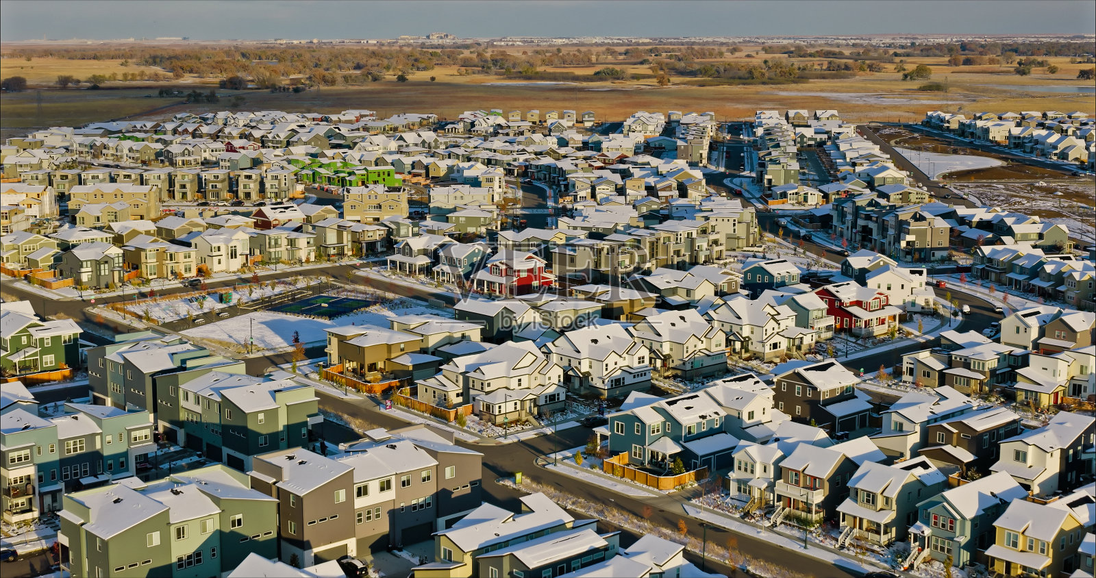 在下雪天，丹佛郊区的一所普通房屋鸟瞰图照片摄影图片