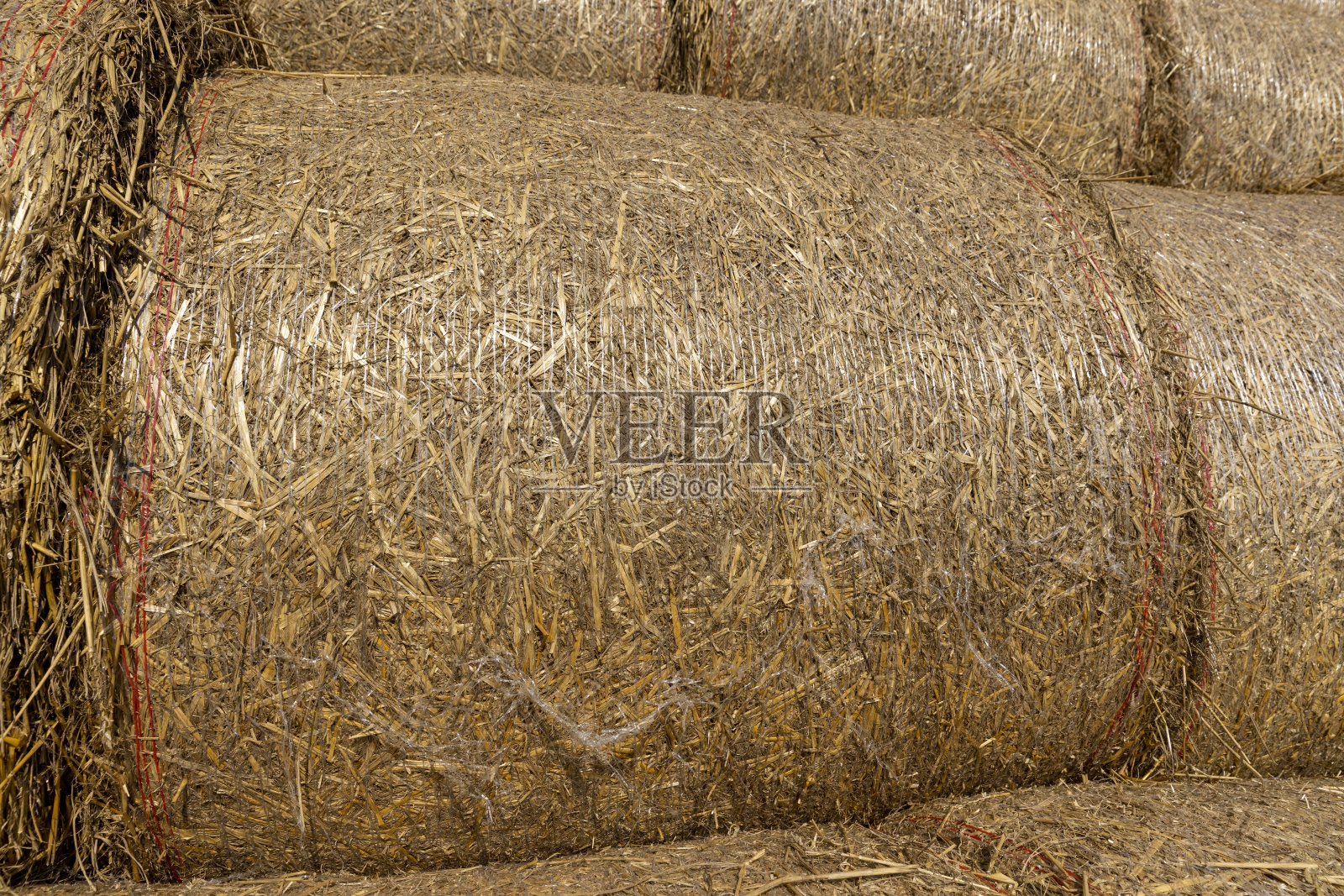 谷物收获后堆放的麦秸照片摄影图片