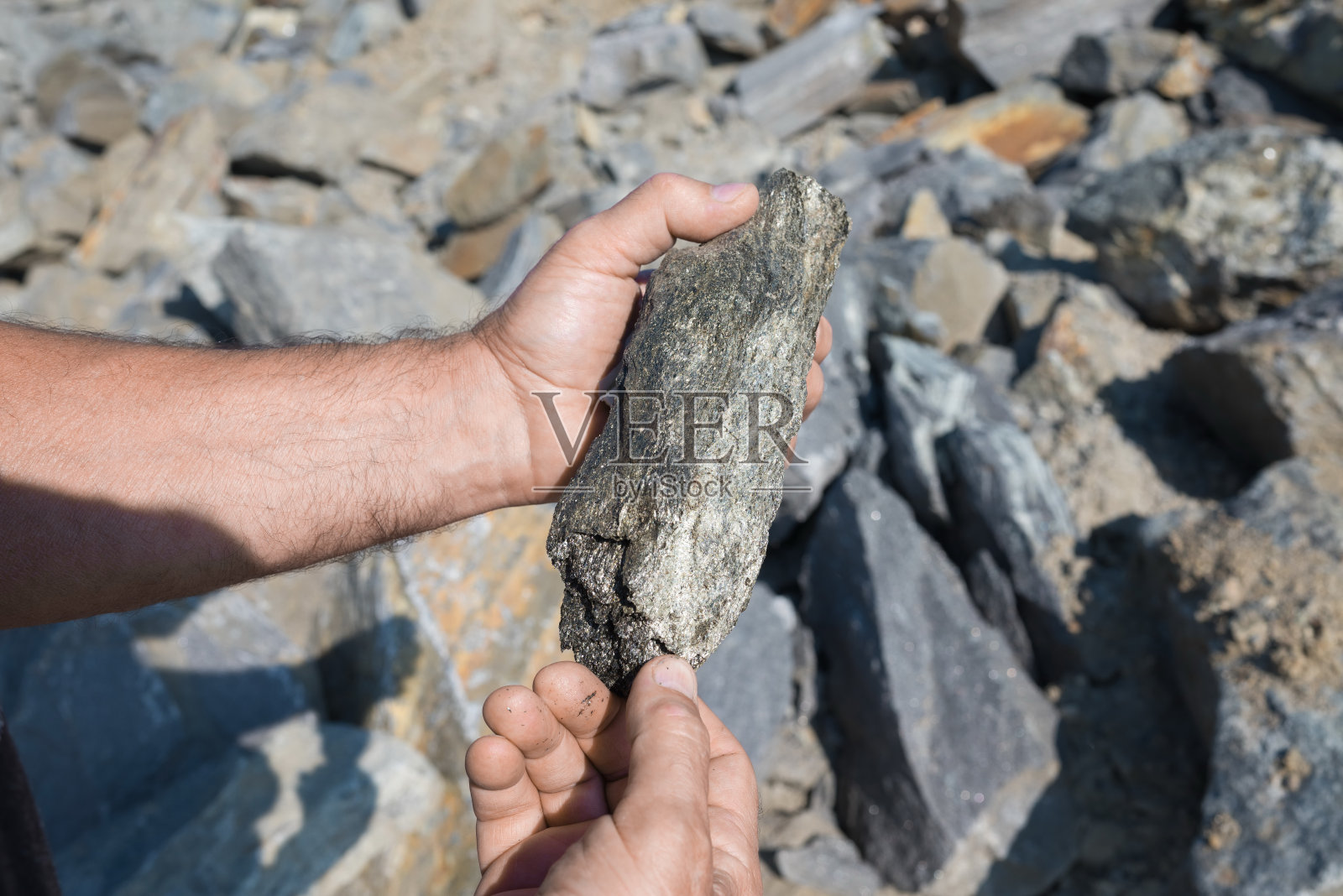 由茂密的石头包围的石墨矿床和矿物生产地点鸟瞰图照片摄影图片
