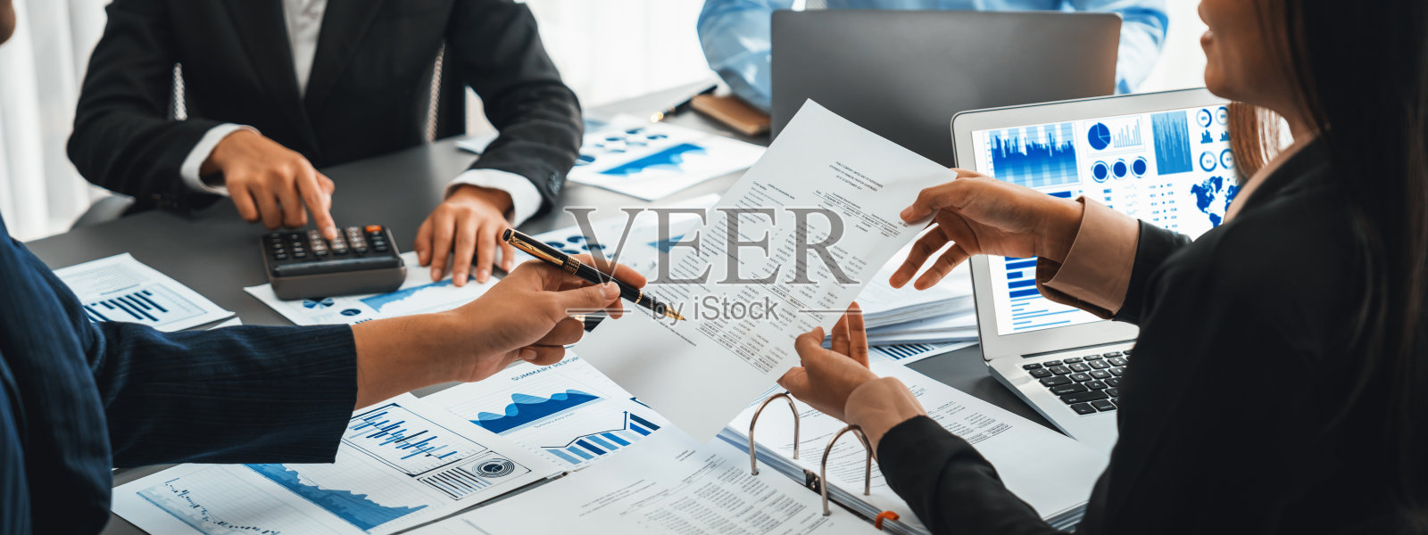 分析师团队在笔记本电脑屏幕上处理数据分析仪表板。洞察力照片摄影图片