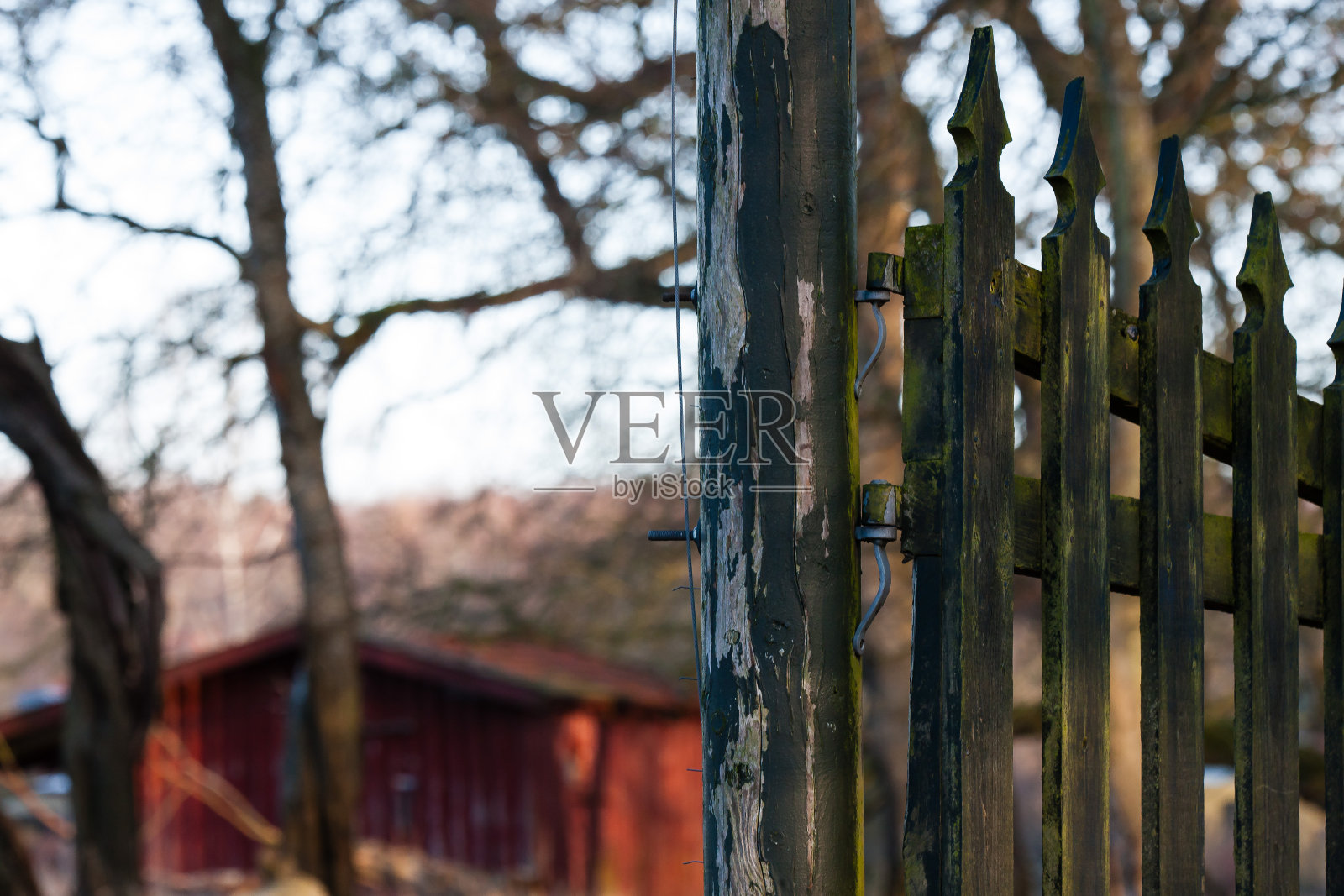 打开一扇木门，通向一座古老的木制建筑照片摄影图片