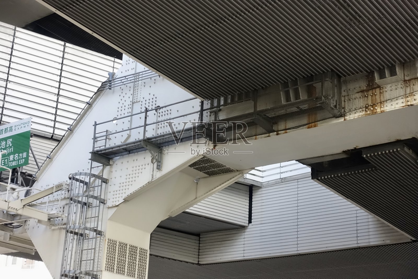 城市景观。东京大都会高速公路的桥梁锈蚀恶化照片摄影图片