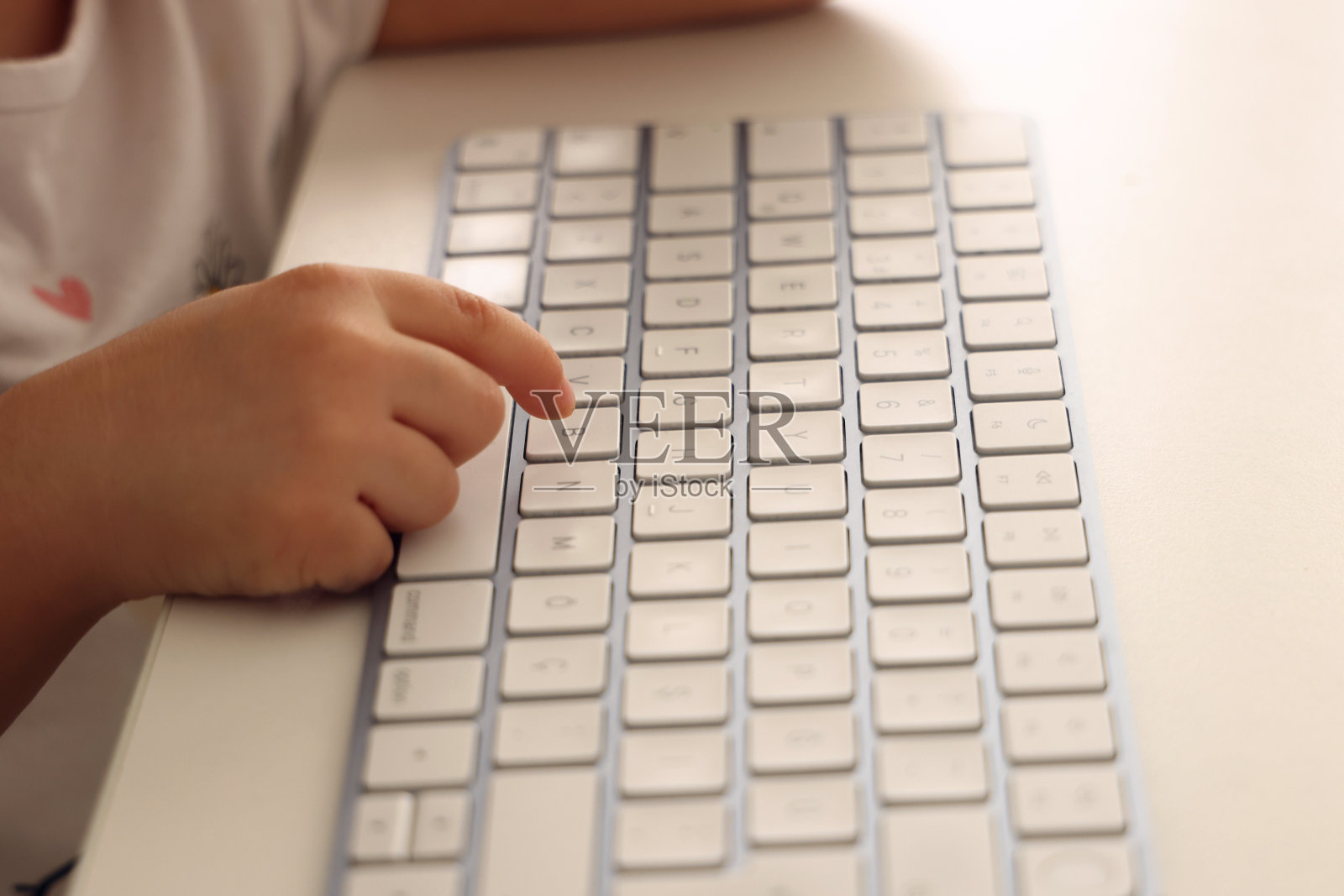 小女孩使用电脑键盘照片摄影图片