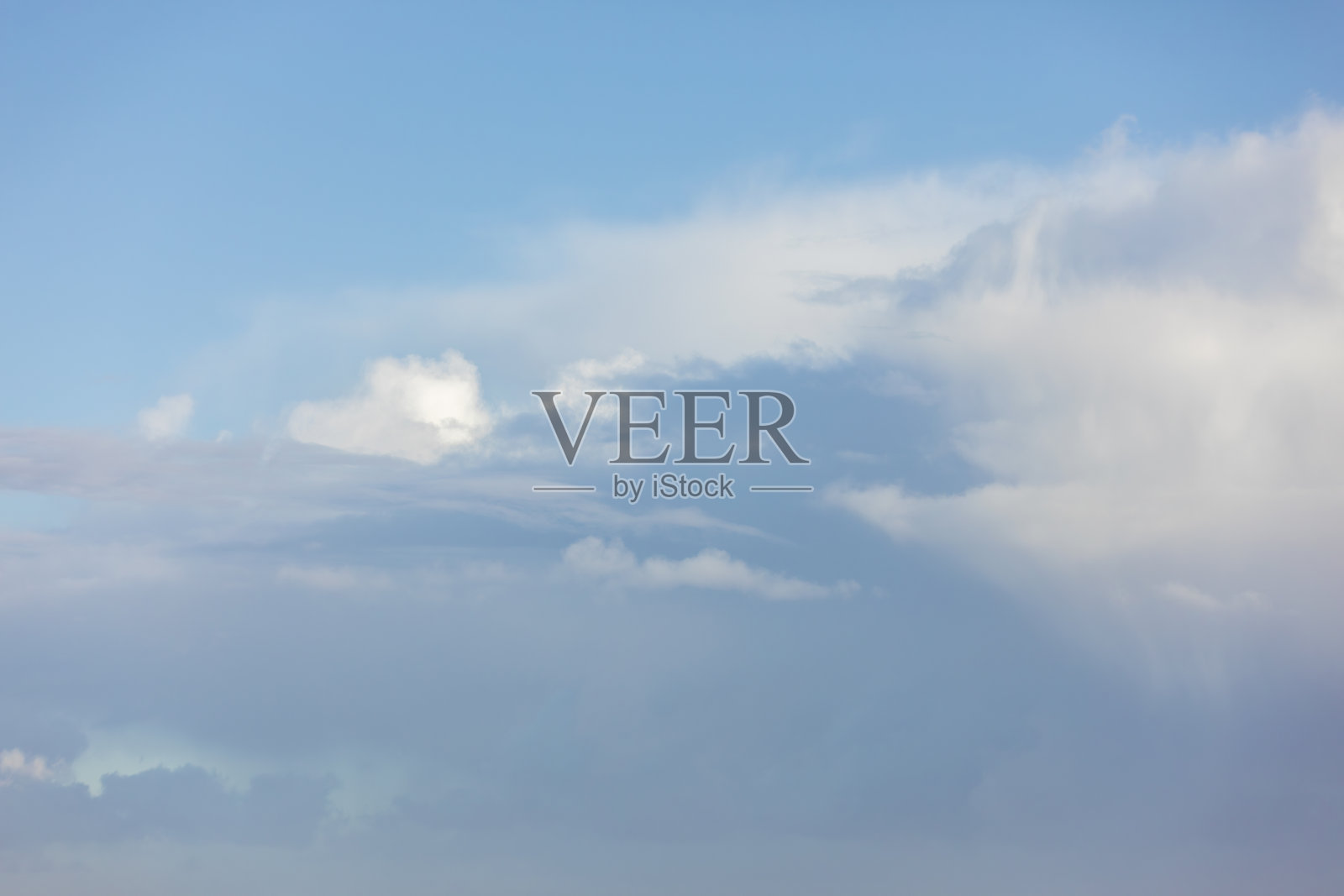 白色积云的背景在抽象的蓝天全景照片摄影图片