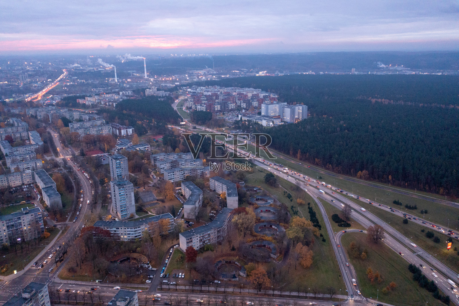 无人机拍摄的城市景观在秋天的早晨。照片摄影图片