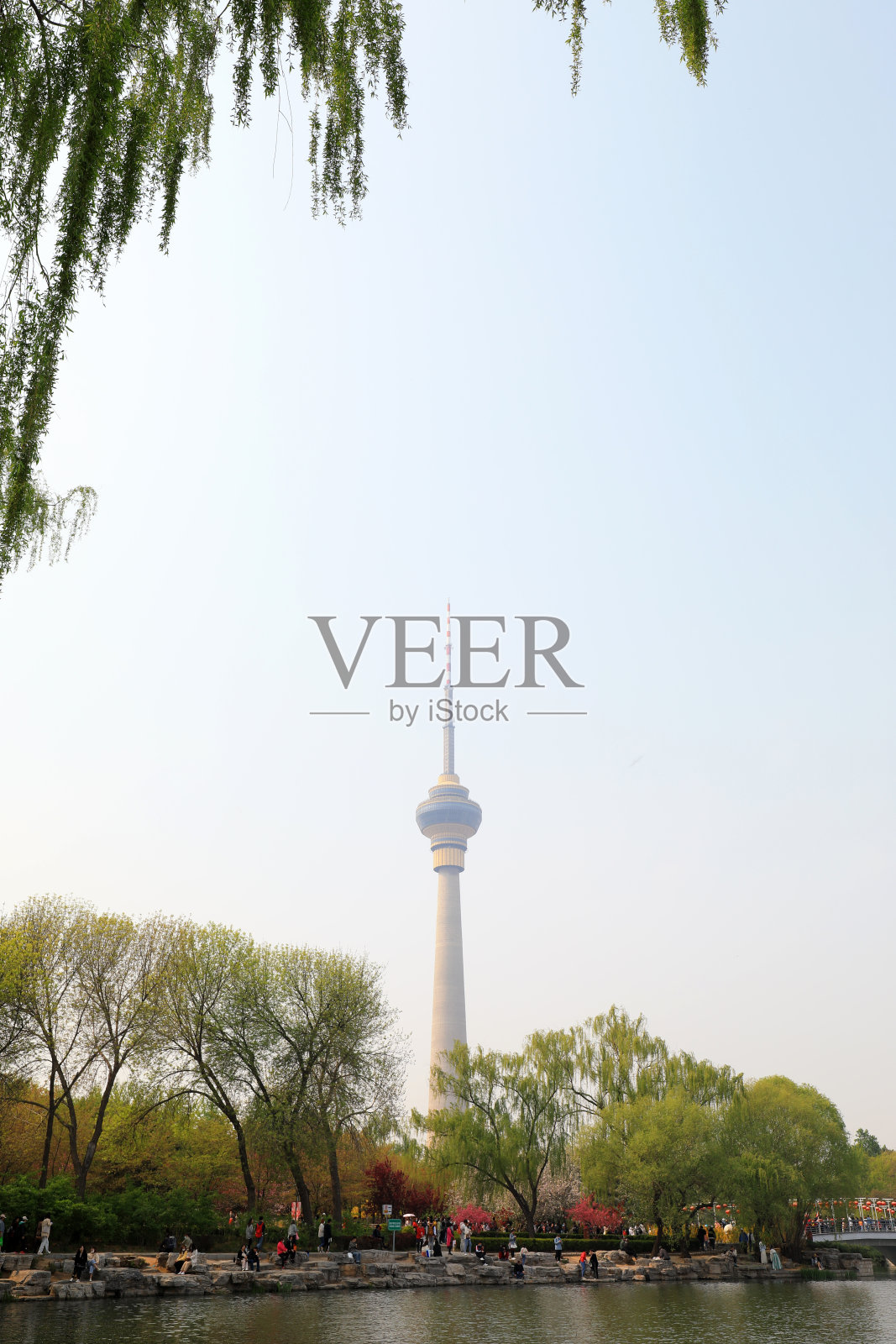 玉渊潭公园内的中国中央电视台大厦。照片摄影图片