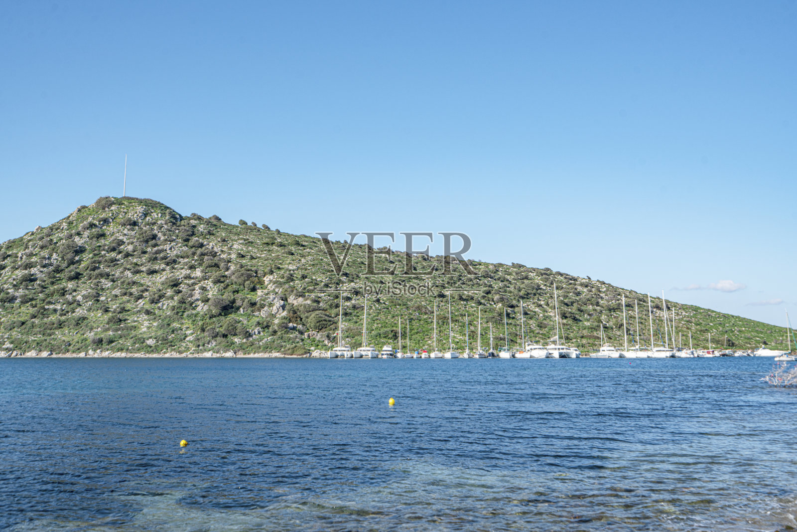 从土耳其博德鲁姆的g<s:1> m<s:1> <s:1> l<e:1> k湾的游艇上欣赏风景照片摄影图片