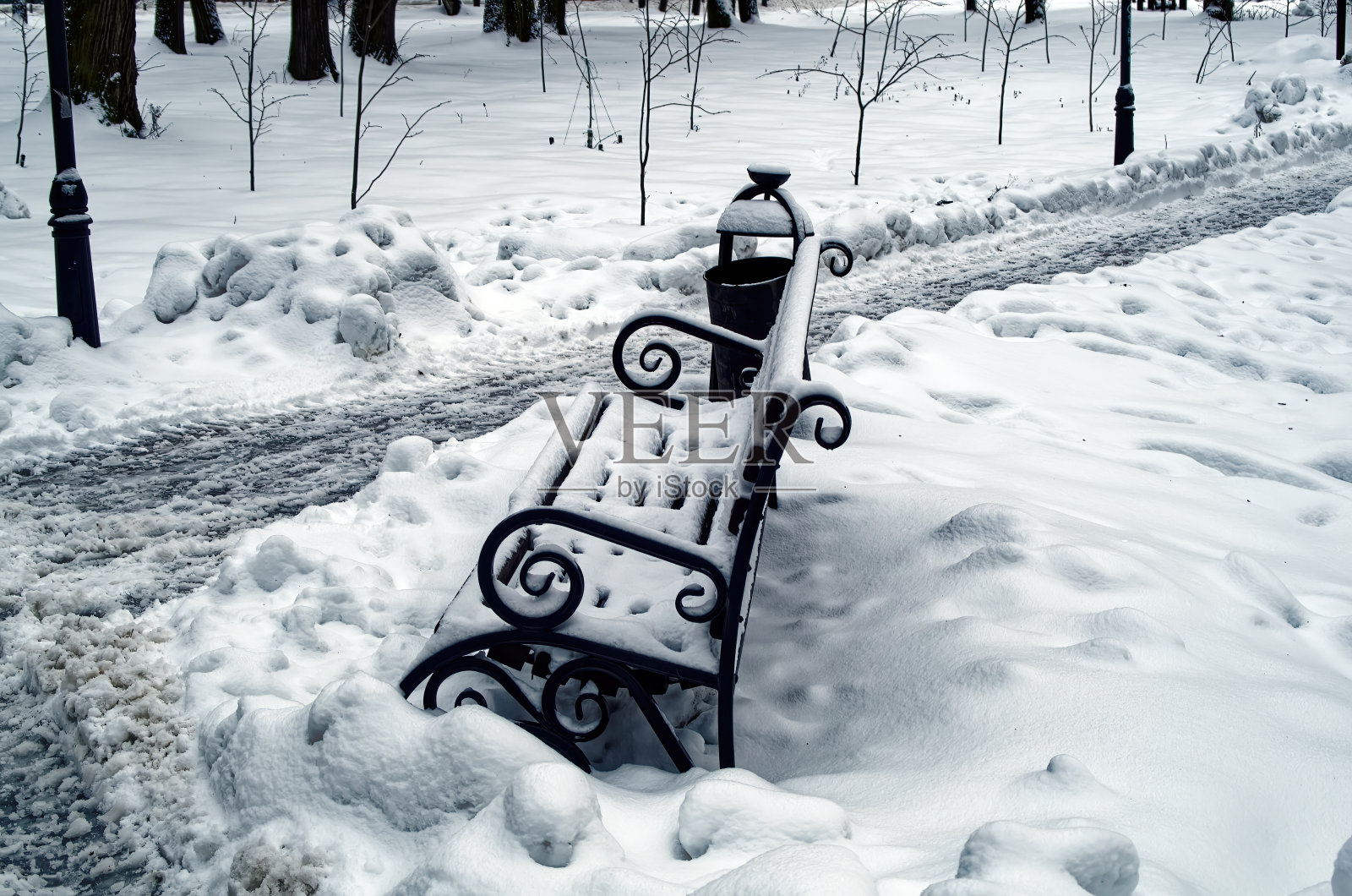 公园里雪地里的户外长椅照片摄影图片