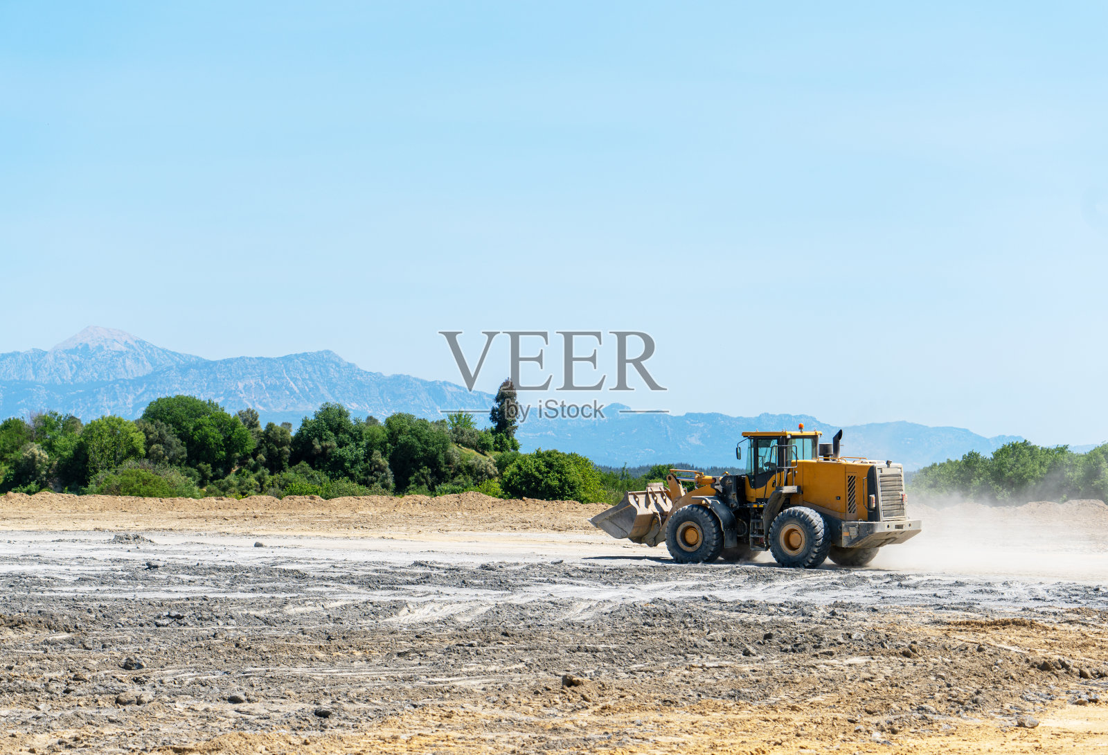 挖掘机在工作中对石材的移动照片摄影图片