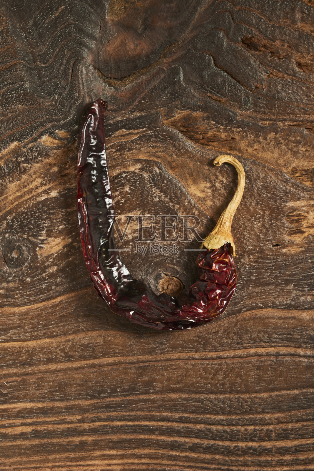 干青椒在旧木背景。照片摄影图片