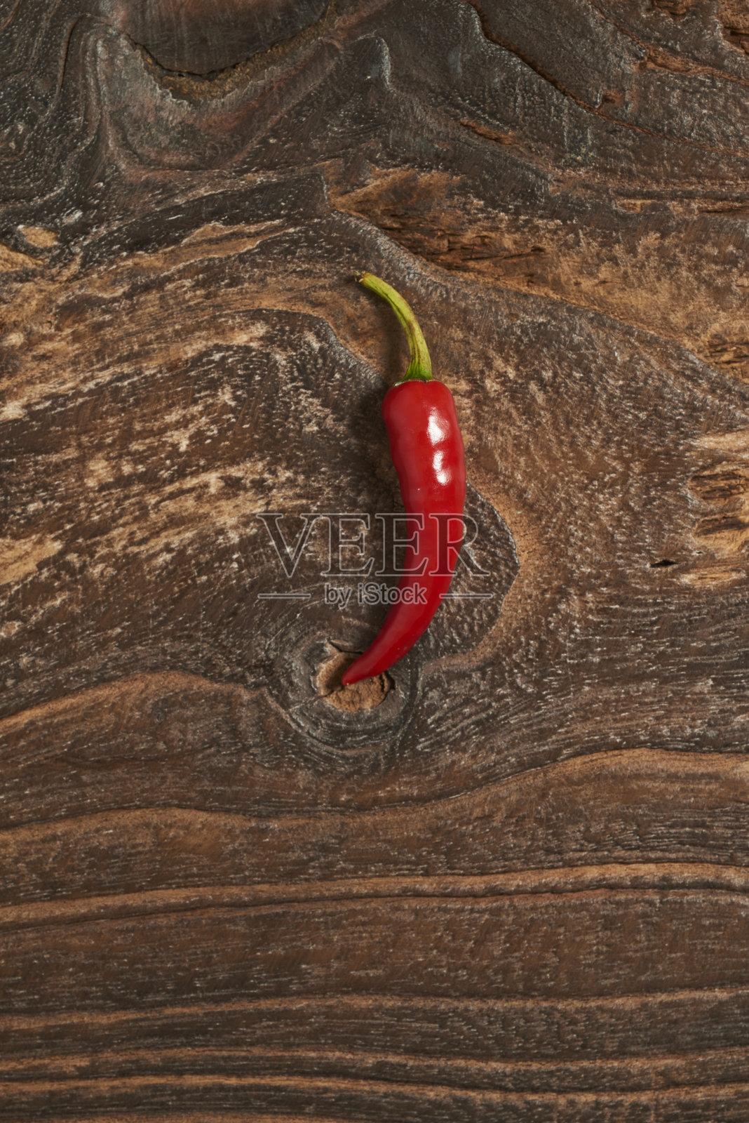 旧木背景上的红辣椒。照片摄影图片