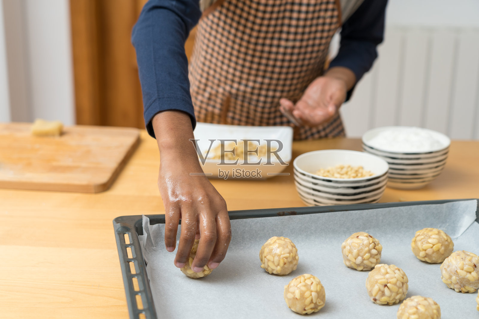 男孩在做镶板照片摄影图片