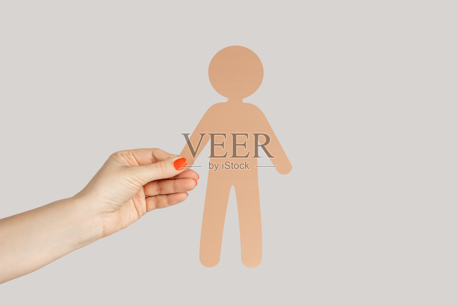 女人的手显示人类纸符号与深色肤色。照片摄影图片