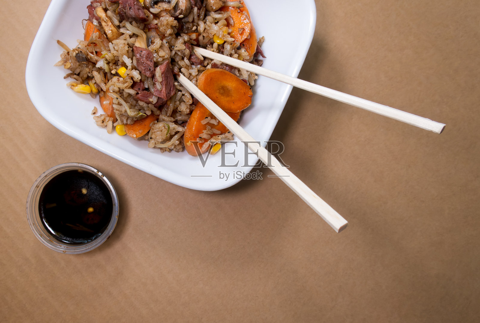 新鲜制作的中国炒饭，有肉和蔬菜，有文字的空间照片摄影图片