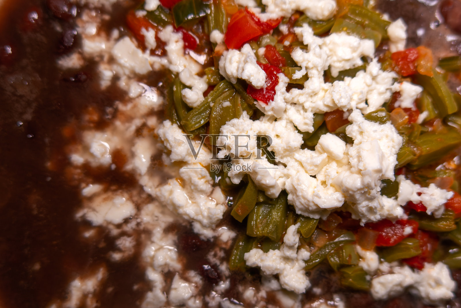 传统墨西哥食物：豆类与奶酪、仙人掌和番茄照片摄影图片