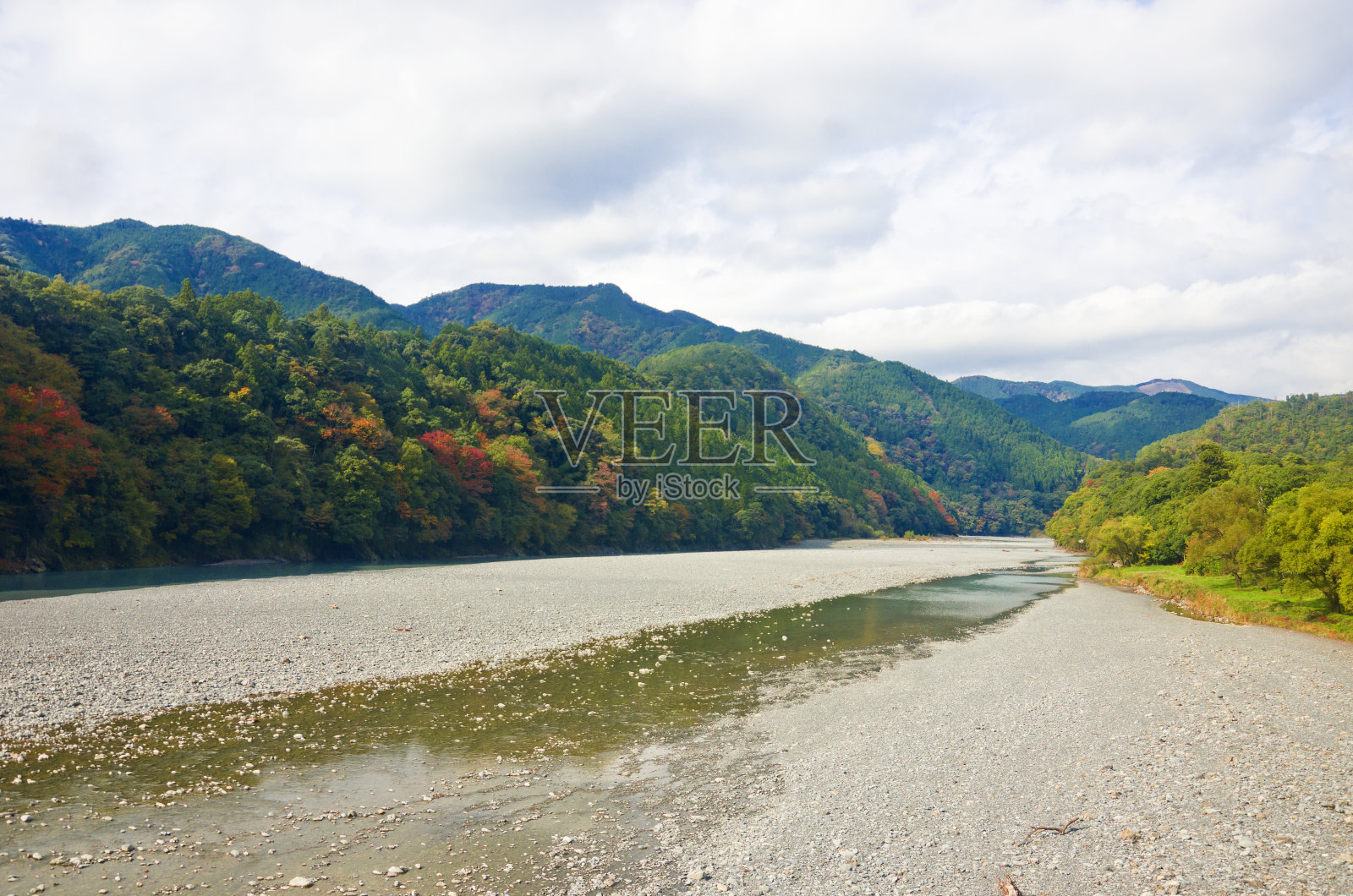 图为日本静冈县岛田镇的大井河风景。照片摄影图片
