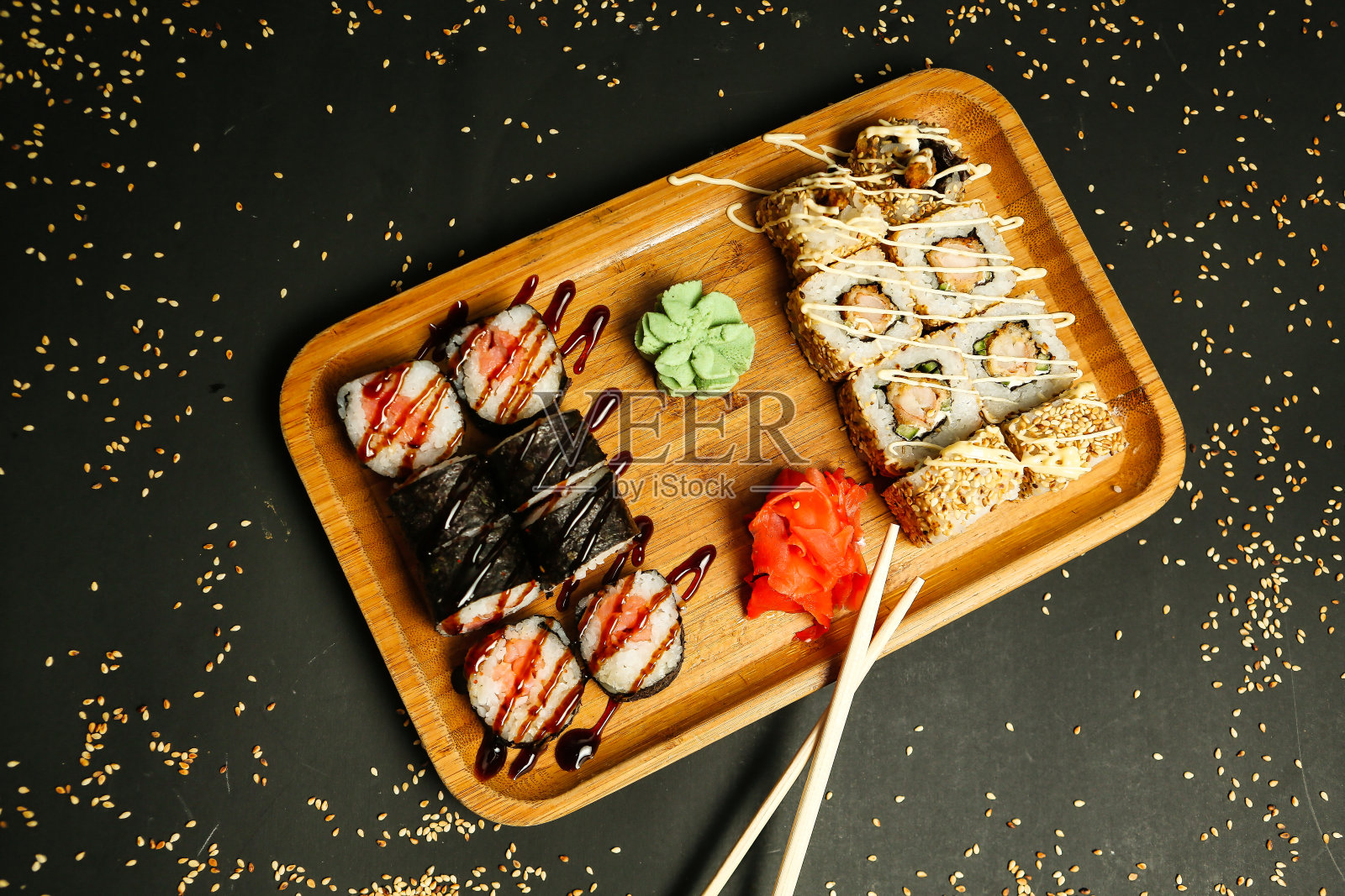 木制托盘，上面放着寿司和筷子照片摄影图片