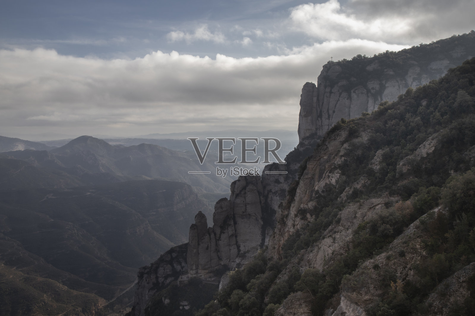 西班牙加泰罗尼亚蒙特塞拉特山的风景照片摄影图片
