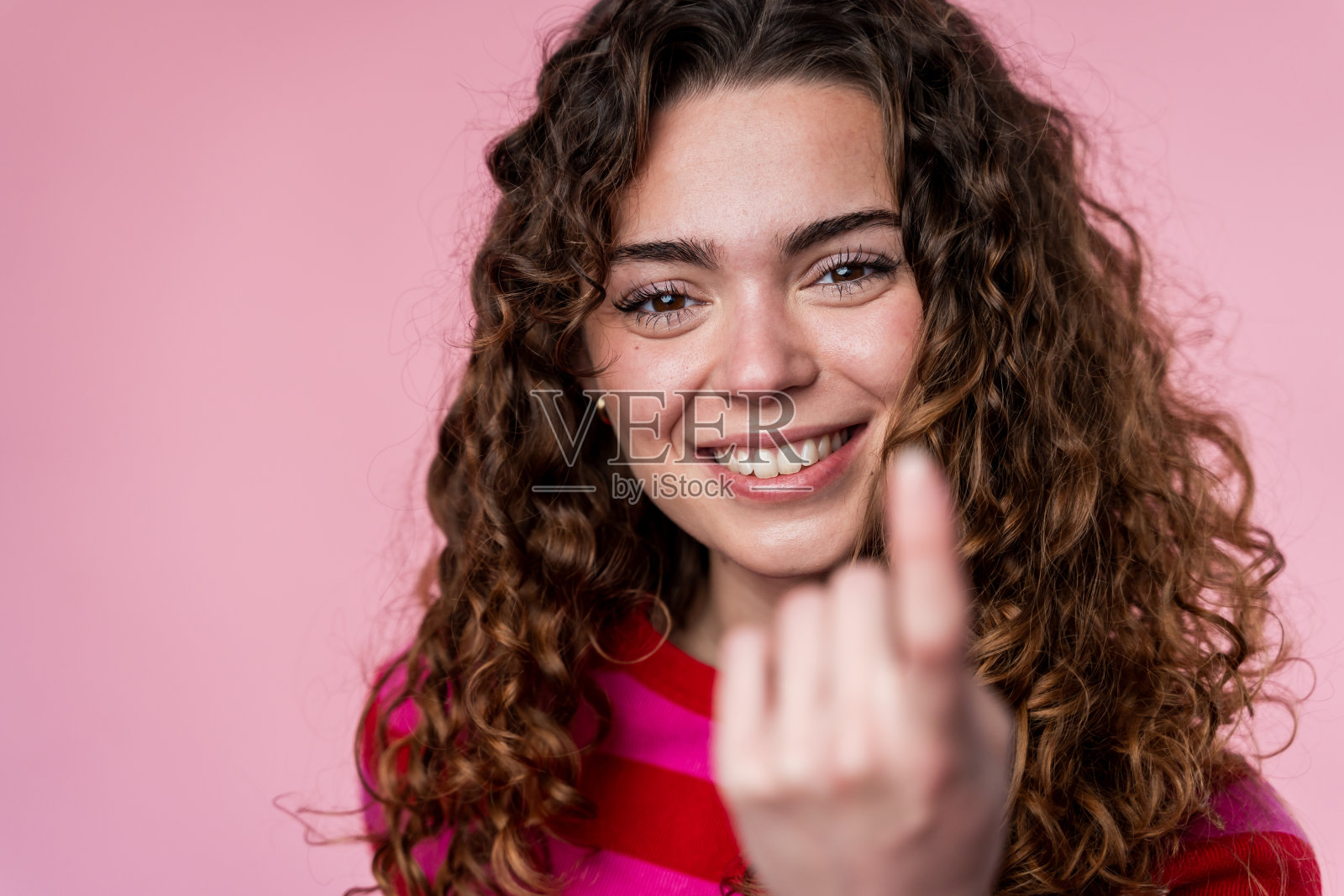 快乐的女人指着相机照片摄影图片