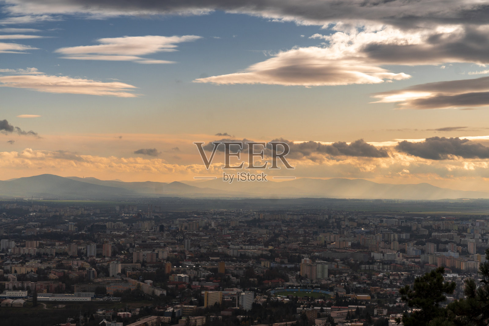 夕阳中多云天空下的城市照片摄影图片
