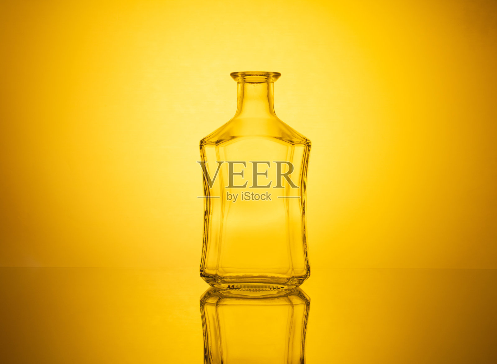 优雅的玻璃器皿橱窗闪烁着迷人的彩色灯光效果照片摄影图片