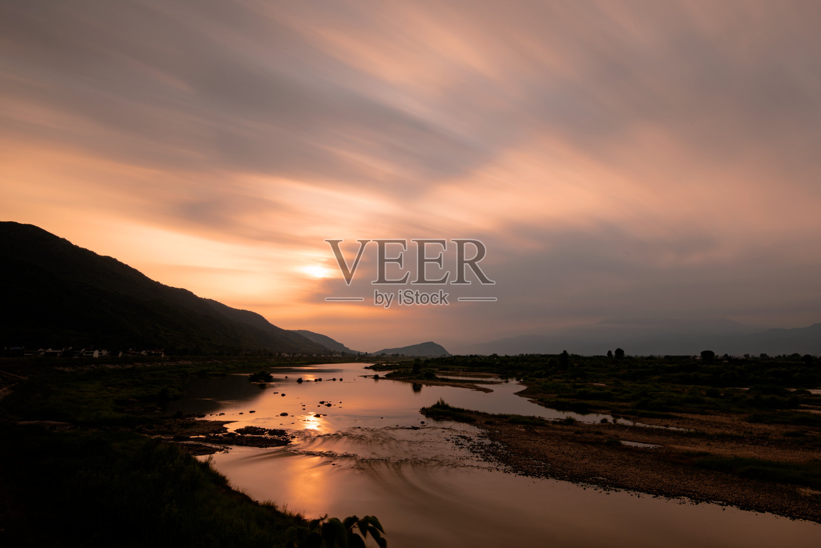 在日落时照片摄影图片