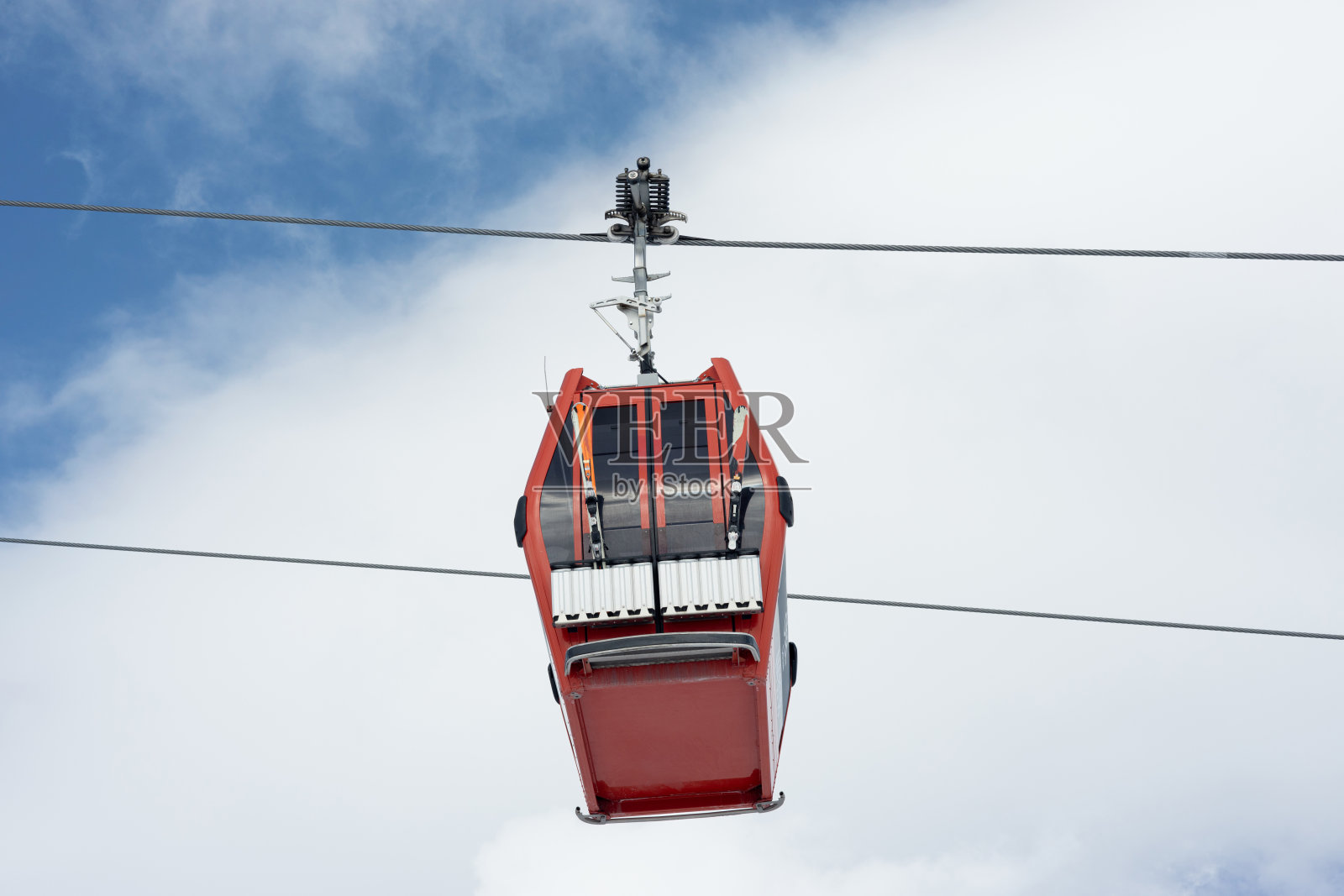 缆车或滑雪缆车小屋的特写，高山滑雪板在多云的天空背景下移动。冬天,假期。极限运动。旅游内容照片摄影图片
